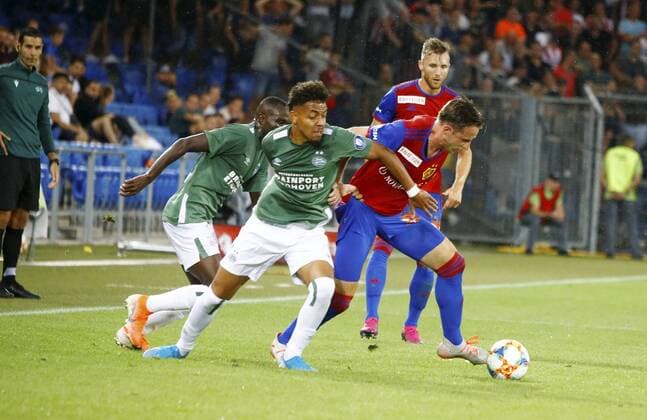 30 07 2019 Basel , Football Men UEFA Champions League Qualification Season 2019 2020 FC Basel PSV Eindhoven Im Bild Luca Zuffi FC Basel r vs. two Eindhoven players