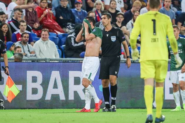 Football Champions League qualification round 2 19 20 FC Basel 1893 vs PSV Eindhoven 30 07 2019 Nick Viergever PSV Eindhoven 4 with referee Fabio Jose Costa Verissimo, at the Football Champions League match qualification round 2 between FC Basel 1893 and PSV Eindhoven, on Tuesday, 30 July 2019 Sankt Jakob Park in Basel Switzerland Copyright: xBEAUTIFULxSPORTS G.xHubbsx