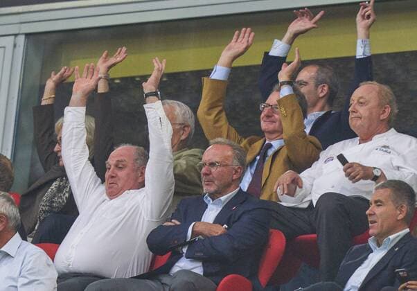 Sport Themen der Woche KW31 Sport Bilder des Tages Uli HOENESS (FCB President ), FCB President and chairman, Karl-Heinz RUMMENIGGE (CEO, Vorstandsvorsitzender FCB AG) jubel La Ola, die Welle FC BAYERN MUNICH - TOTTENHAM HOTSPUR Football AUDI CUP 2019 , A l l i a n z A r e n a Munich, July 31, 2019 FCB, Season 2019 2020, München