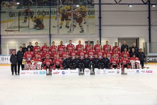 Kölner Haie Eishockey DEL Saison 2019 2020 KölnArena 2 Koeln Germany Date 02 08 2019 Back from left Dr Eduard Gorr Stefan Doelen Simon Gnyp Zach Sill Robin Palka Colin Ukbekile Mick Köhler Maximilian Glötzl Lucas Dumont Dani Bindels Nicolas Cornett Kevin Gagne Arne Greskowiak Patrick Leuschner Middle from left Franz Scholz Philipp Schmitz Bastian Kucis Jason Bast Frederik Tiffels Fabio Pfohl Jakub Kindl Sebastian Uvira Pascal Zerressen Marcel Müller Taylor Aronson Jonathan Matsumoto Colby Genoway Dominik Tiffels Sascha Engel Helmut Rütten Front from left Gustaf Wesslau Jason Akeson Alexander Oblinger Thomas Brandl Ron Pasco Mike Stewart Greg Thomson Jonas Forsberg Moritz Müller Benjamin Hanowski Hannibal Weitzmann GPS: N 48 48.94 E 11 46.97 351 m 1151 feet