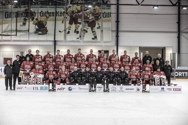 Kölner Haie Eishockey DEL Saison 2019 2020 KölnArena 2 Koeln Germany Date 02 08 2019 Back from left Dr Eduard Gorr Stefan Doelen Simon Gnyp Zach Sill Robin Palka Colin Ukbekile Mick Köhler Maximilian Glötzl Lucas Dumont Dani Bindels Nicolas Cornett Kevin Gagne Arne Greskowiak Patrick Leuschner Middle from left Franz Scholz Philipp Schmitz Bastian Kucis Jason Bast Frederik Tiffels Fabio Pfohl Jakub Kindl Sebastian Uvira Pascal Zerressen Marcel Müller Taylor Aronson Jonathan Matsumoto Colby Genoway Dominik Tiffels Sascha Engel Helmut Rütten Front from left Gustaf Wesslau Jason Akeson Alexander Oblinger Thomas Brandl Ron Pasco Mike Stewart Greg Thomson Jonas Forsberg Moritz Müller Benjamin Hanowski Hannibal Weitzmann GPS: N 48 48.94 E 11 46.97 351 m 1151 feet
