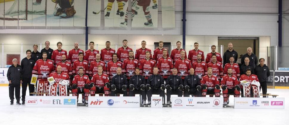 Kölner Haie Eishockey DEL Saison 2019 2020 KölnArena 2 Koeln Germany Date 02 08 2019 Back from left Dr Eduard Gorr Stefan Doelen Simon Gnyp Zach Sill Robin Palka Colin Ukbekile Mick Köhler Maximilian Glötzl Lucas Dumont Dani Bindels Nicolas Cornett Kevin Gagne Arne Greskowiak Patrick Leuschner Middle from left Franz Scholz Philipp Schmitz Bastian Kucis Jason Bast Frederik Tiffels Fabio Pfohl Jakub Kindl Sebastian Uvira Pascal Zerressen Marcel Müller Taylor Aronson Jonathan Matsumoto Colby Genoway Dominik Tiffels Sascha Engel Helmut Rütten Front from left Gustaf Wesslau Jason Akeson Alexander Oblinger Thomas Brandl Ron Pasco Mike Stewart Greg Thomson Jonas Forsberg Moritz Müller Benjamin Hanowski Hannibal Weitzmann GPS: N 48 48.94 E 11 46.97 351 m 1151 feet