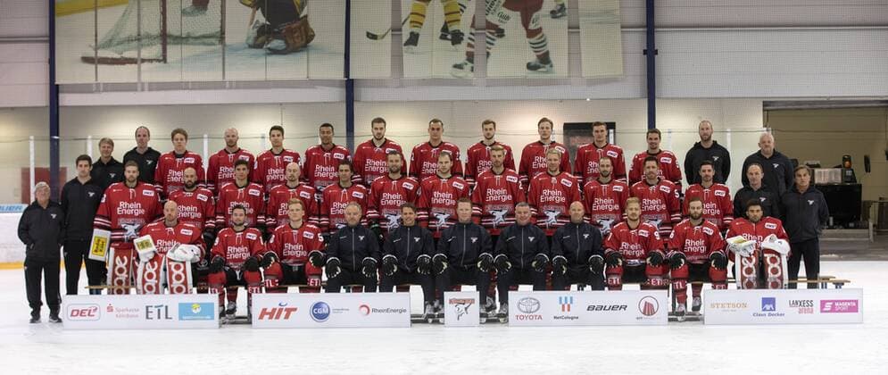 Kölner Haie Eishockey DEL Saison 2019 2020 KölnArena 2 Koeln Germany Date 02 08 2019 Back from left Dr Eduard Gorr Stefan Doelen Simon Gnyp Zach Sill Robin Palka Colin Ukbekile Mick Köhler Maximilian Glötzl Lucas Dumont Dani Bindels Nicolas Cornett Kevin Gagne Arne Greskowiak Patrick Leuschner Middle from left Franz Scholz Philipp Schmitz Bastian Kucis Jason Bast Frederik Tiffels Fabio Pfohl Jakub Kindl Sebastian Uvira Pascal Zerressen Marcel Müller Taylor Aronson Jonathan Matsumoto Colby Genoway Dominik Tiffels Sascha Engel Helmut Rütten Front from left Gustaf Wesslau Jason Akeson Alexander Oblinger Thomas Brandl Ron Pasco Mike Stewart Greg Thomson Jonas Forsberg Moritz Müller Benjamin Hanowski Hannibal Weitzmann GPS: N 48 48.94 E 11 46.97 351 m 1151 feet