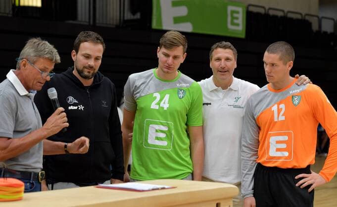 HANDBALL - HBL, THW Kiel, training camp GRAZ,AUSTRIA,02.AUG.19 - HANDBALL - HBL, Handball Bundesliga, THW Kiel, training camp. Image shows executive Director Viktor Szilagyi (Kiel), Daniel Dicker, Dietmar Peissl (StHV) and Thomas Eichberger. GEPAxpictures xMichaelxRiedler