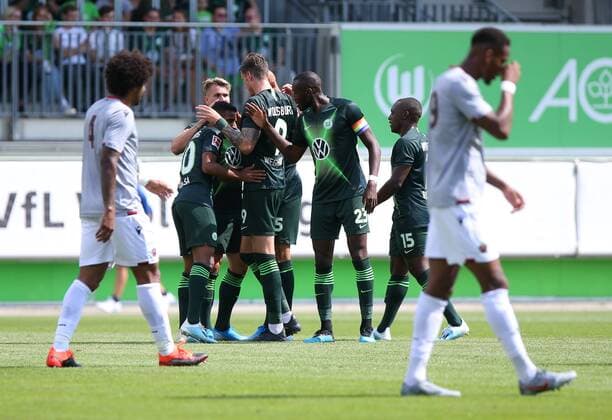 VfL vs Nizza, test match Wolfsburg, 03 08 2019, FUßBALL VfL Wolfsburg vs OGC Nizza, test match, season 2019 20 Felix Klaus VfL Wolfsburg cheers with his team-mates after his goal to 1 0 Wolfsburg