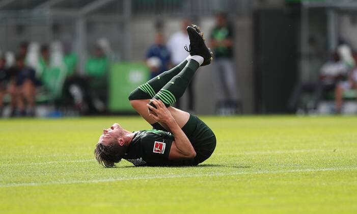Injury Wout Weghorst VfL Wolfsburg DFL REGULATIONS PROHIBIT ANY USE OF PHOTOGRAPHS AS IMAGE SEQUENCES AND OR QUASI VIDEO