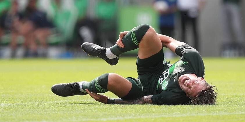 Injury Wout Weghorst VfL Wolfsburg DFL REGULATIONS PROHIBIT ANY USE OF PHOTOGRAPHS AS IMAGE SEQUENCES AND OR QUASI VIDEO