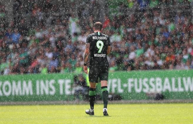 Wout Weghorst VfL Wolfsburg in heavy rain DFL REGULATIONS PROHIBIT ANY USE OF PHOTOGRAPHS AS IMAGE SEQUENCES AND OR QUASI VIDEO