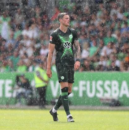 Wout Weghorst VfL Wolfsburg in heavy rain DFL REGULATIONS PROHIBIT ANY USE OF PHOTOGRAPHS AS IMAGE SEQUENCES AND OR QUASI VIDEO