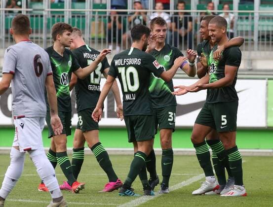 VfL vs. Nice football, season 2019 2020, Bundesliga, VfL Wolfsburg, friendly match, VfL Wolfsburg vs. OGC Nice, picture shows Jeffrey Bruma VfL, 5 cheers over his goal to the 8 1 Wolfsburg
