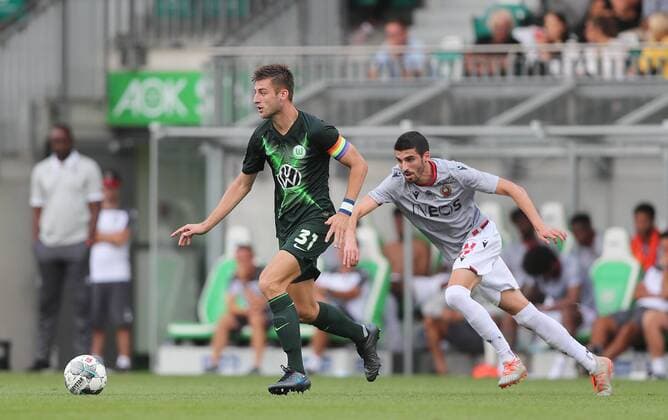 Robin Knoche VfL Wolfsburg on the ball DFL REGULATIONS PROHIBIT ANY USE OF PHOTOGRAPHS AS IMAGE SEQUENCES AND OR QUASI VIDEO