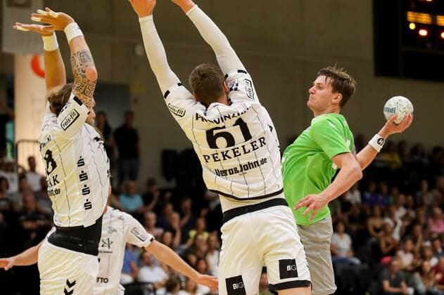HANDBALL - Allstars vs Kiel, test match GRAZ,AUSTRIA,03.AUG.19 - HANDBALL - Styrian Allstars vs THW Kiel, test match. Image shows Pavel Horak, Hendrik Pekeler (Kiel) and Daniel Dicker (Allstars). GEPAxpictures xChristianxWalgram