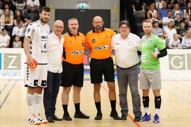 HANDBALL - Allstars vs Kiel, test match GRAZ,AUSTRIA,03.AUG.19 - HANDBALL - Styrian Allstars vs THW Kiel, test match. Image shows Domagoj Duvnjak (Kiel), president Stefan Herker (Union), the referees, president Frank Dicker (StHV) and Otmar Pusterhofer (Allstars). GEPAxpictures xChristianxWalgram