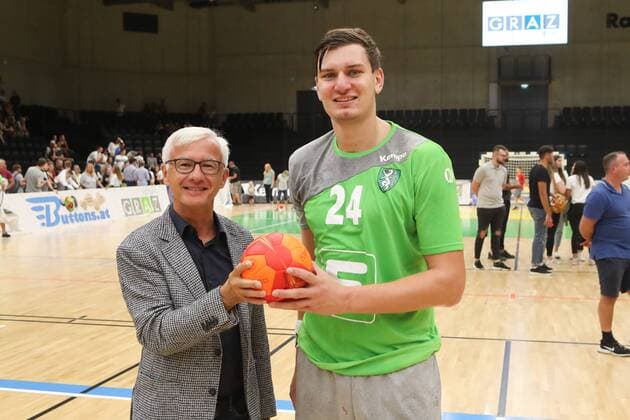 HANDBALL - Allstars vs Kiel, test match GRAZ,AUSTRIA,03.AUG.19 - HANDBALL - Styrian Allstars vs THW Kiel, test match. Image shows Daniel Dicker (Allstars) with a fan. GEPAxpictures xChristianxWalgram