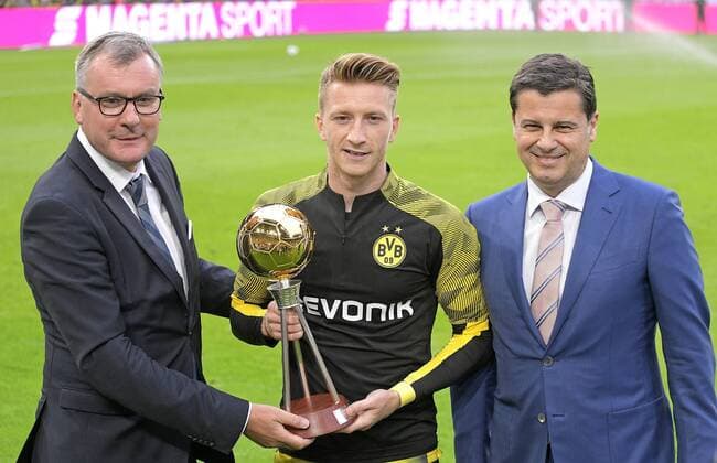 Bilder des Jahres 2019, Sport 08 August Sport Themen der Woche KW31 Sport Bilder des Tages 03.08.2019, Fussball 2019 2020, Supercup 2019, Borussia Dortmund - FC Bayern München, im Signal-Iduna-Park Stadion Dortmund, (L-R) Kicker-Chefredakteur Jörg Jakob überreicht Marco Reus (Dortmund) die Trophäe für Fußballer des Jahres zusammen mit DFL-Geschäftsführer Christian Seifert ***DFL and DFB regulations prohibit any use of photographs as image sequences and or quasi-video.*** *** 03 08 2019, Football 2019 2020, Supercup 2019, Borussia Dortmund FC Bayern Munich, Signal Iduna Park Stadion Dortmund, L R Kicker Editor-in-Chief Jörg Jakob presents Marco Reus Dortmund with the trophy for Footballer of the Year together with DFL Managing Director Christian Seifert DFL and DFB regulations prohibit any use of photographs as image sequences and or quasi video