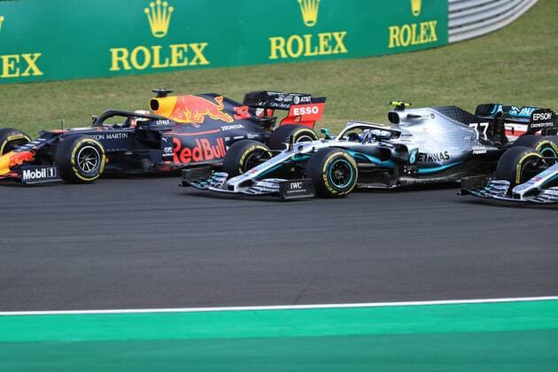 4th August 2019, Hungaroring Circuit, Mogyorod, Budapest, Hungary; Formula 1 Rolex Hungary Grand Prix; Race Day; Aston Martin Red Bull Racing, Max Verstappen, Mercedes AMG Petronas Motorsport, Valtteri Bottas locks up into turn 1  ActionPlus12158010 Octane
