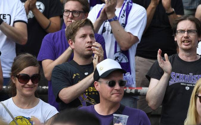 Football, Men, Season 2019 2020, NOFV Oberliga Nord 1 Matchday , SV Tasmania Tennis Borussia, Fan Kevin Kühnert SPD, Federal Chairman of the Jusos in the guest block of TeBe, 04 08 2019, Copyright: xMatthiasxKochx