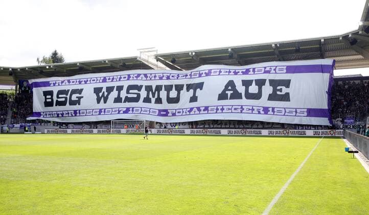 Aue, 04 08 2019, Erzgebirgsstadion, Soccer, 2 Bundesliga , FC Erzgebirge Aue vs SV Wehen Wiesbaden 3 2 2 1 , In the picture fans of Erzgebirge Aue show a choreography The team is on ,