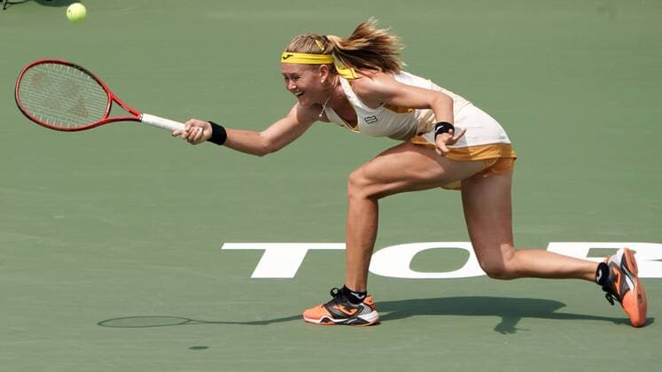 TORONTO, ON - AUGUST 05: Marie Bouzkova of Czechia returns a ball hit by Leylah Fernandez of Canada during the Rogers Cup WomenÕs tournament on August 5, 2019 at Aviva Centre in Toronto, Ontario. (Photo by Jeff Chevrier Icon Sportswire) TENNIS: AUG 05 Rogers Cup Icon19080521