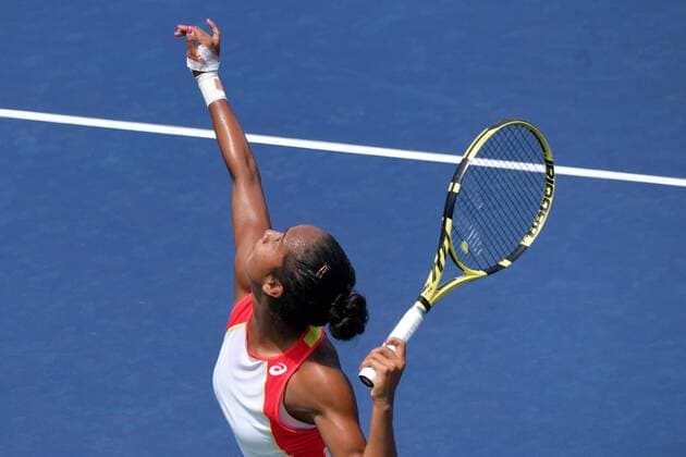 TORONTO, ON - AUGUST 05: Leylah Fernandez of Canada serves to Marie Bouzkova of Czechia during their Rogers Cup WomenÕs tournament match on August 5, 2019 at Aviva Centre in Toronto, Ontario. (Photo by Jeff Chevrier Icon Sportswire) TENNIS: AUG 05 Rogers Cup Icon19080526