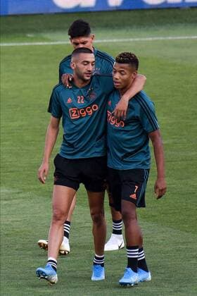 THESSALONIKI, 05-08-2019, Pre game Paok - Ajax. Champions League pre season 2019 2020. Ajax player Hakim Ziyech (L) and Ajax player David Neres (R) during training. Ajax in Thessaloniki x4050946x Copyright: