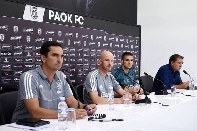 THESSALONIKI, 05-08-2019, Pre game Paok - Ajax. Champions League pre season 2019 2020. Ajax trainer coach Erik ten Hag (C) and Ajax player Dusan Tadic (R) during press conference, PK, Pressekonferenz Ajax in Thessaloniki  x4051028x Copyright: