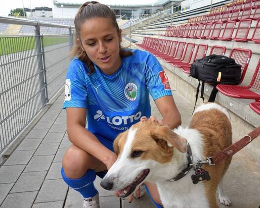 06 08 2019 Frankfurt am Main, Stadion am Brentanobad Season 2019 2020, 1 Bundesliga, FLYERALARM Womens Bundesliga 1 FFC Frankfurt Photo shoot Dog friend Laura Feiersinger 27, FFC Frankfurt with dog Nick of a photographer emspor, DFL regulations prohibit any use of photographs as image sequences and or quasi video