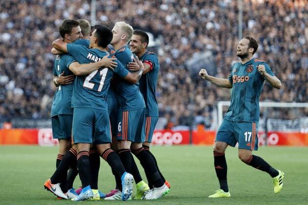 Fußball, CL-Quali, PAOK Saloniki - Ajax Amsterdam (l-r) Joel Veltman of Ajax, Perr Schuurs of Ajax, Hakim Ziyech of Ajax, Noussair Mazraoui of Ajax, Donny van de Beek of Ajax, Lisandro Martinez of Ajax, Dusan Tadic of Ajax, Daley Blind of Ajax during the UEFA Champions League third round qualifying first leg match between PAOK FC and Ajax Amsterdam at Toumba stadium on August 06, 2019 in Thessaloniki, Greece UEFA Champions League 2019 2020 xVIxVIxImagesx xMauricexvanxSteenxIVx 200755864
