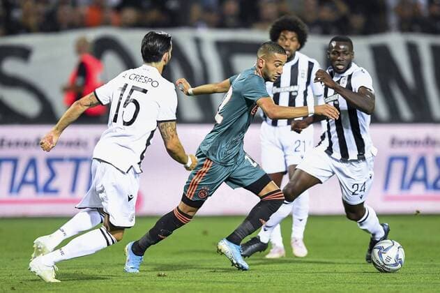 THESSALONIKI , 06-08-2019 , Stadio Toumba , Champions League third qualifying round season 2019-2020 , PAOK player JosÅ½ cngel Crespo (L) and PAOK player Anderson Esiti (R) and Ajax player Hakim Ziyech (C) during the game PAOK - Ajax. PAOK - Ajax  x4058762x Copyright: