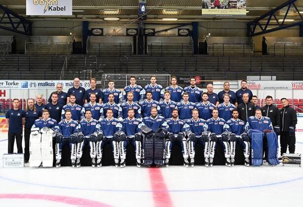 Iserlohn, Germany, 06 08 2019, season 2019 2020, DEL, Iserlohn Roosters, team photo and player portraits, team photo, team photo season 2019 2020 Iserlohn Roosters , sitting, from left to right Jonas Neffin, Bobby Raymond, Daine Todd, Jens Baxmann, Alexej Dmitriev, Anthony Peters, Mike Halmo, Marko Friedrich, Ryan OConnor, Alex Petan, Andreas Jenike , standing, 1 row, from left to right athletic trainer Bjoern Wienhold, physiotherapist Sven Kruse, team doctor Dr Dirk Mallmann, physiotherapist Fabio Wild, Chris Rumble, Jake Weidner, Daniel Weiß, Mike Hoeffel, Brody Sutter, Neal Samanski, Tobias Schmitz, Erik Buschmann, Goalkeeper Coach Anders Palm, Athletics Coach Oliver Isdepski, Co Coach Jim Midgley, Coach Jason OLeary , 2 row, from left to right Team Manager Charles Kirchhoff, Team Doctor Dr Bertram Braun, Team Doctor Dr Jochen Veit, René Behrens, Tim Fleischer, Julian Lautenschlager, Brett Findlay, Michael Clarke, Team Manager Guenther Kapfer, Team Manager Andre Grillo, Team Manager Thorsten Weber Iserlohn North Rhine Westphalia Germany eu images 09 521 023860 eu-images-521
