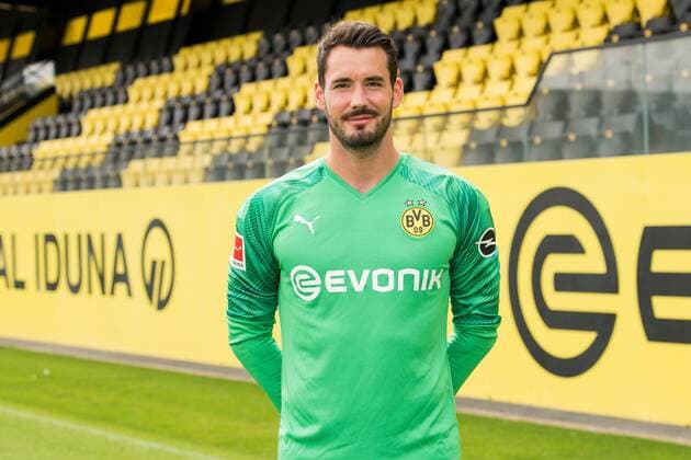 Goalkeeper Roman Buerki, Roman Bürki Borussia Dortmund 1 BL, portrait date 2019 2020 Team2