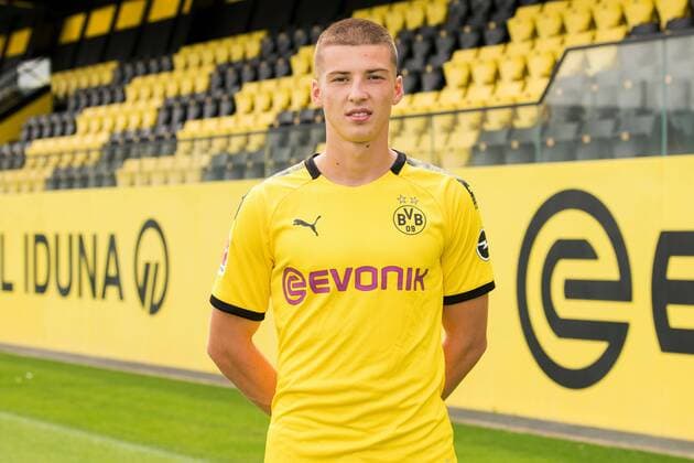 Tobias Raschl Borussia Dortmund 1 BL, portrait date 2019 2020 Team2