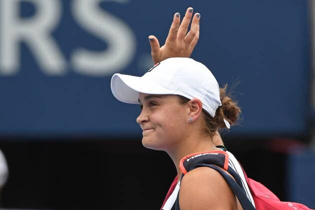 Sport Bilder des Tages TORONTO, ON - AUGUST 06: Ashleigh Barty (AUS) waves to the crowd as she exits after being defeated by Sofia Kenin (USA) in the WTA, Tennis Damen Rogers Cup match on August 6, 2019 at Aviva Centre in Toronto, ON. (Photo by Gerry Angus Icon Sportswire) TENNIS: AUG 06 Rogers Cup Icon19080604