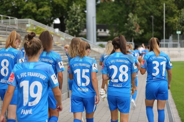 06 08 2019, xcex, GER, Frankfurt am Main, Stadion am Brentanobad, Frauenfussball, 1 Bundesliga FLYERALARM Womens Bundesliga Season 2019 2020 1 FFC Frankfurt Photo shoot the players on their way to the photo shoot DFL regulations prohibit any use of photographs as image sequences and or quasi video