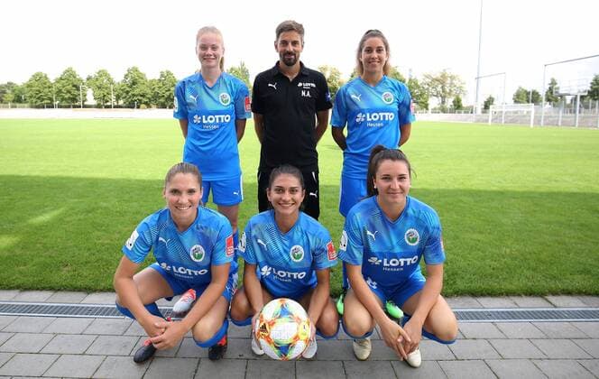 06 08 2019, xcex, GER, Frankfurt am Main, Stadion am Brentanobad, Frauenfussball, 1 Bundesliga FLYERALARM Womens Bundesliga Season 2019 2020 1 FFC Frankfurt Photo session Coach Niko Arnautis with the new additions Sjoeke Nuesken, Yvonne Weilharter, Sandrine Mauron, Leticia Sanos de Oliveira and Barbara Dunst FFC Frankfurt DFL regulations prohibit any use of photographs as image sequences and or quasi video
