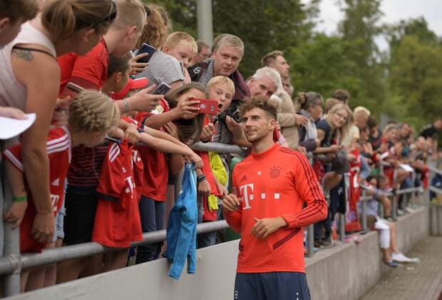 06 08 2019, Soccer 1 League 2019 2020, Summer training camp of FC Bayern Munich in Rottach Egern am Tegernsee, Leon Goretzka FC Bayern Munich signs autographs for fans