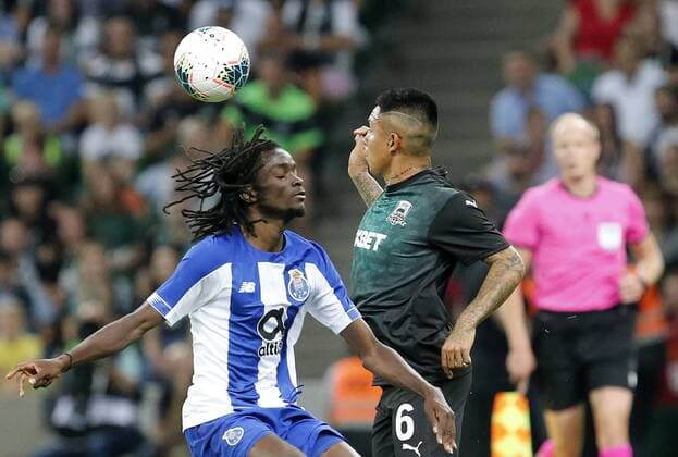 Sport Bilder des Tages KRASNODAR, RUSSIA - AUGUST 7, 2019: Porto s Romario Baro (L) and Krasnodar s Cristian Ramirez in the 2019 20 UEFA Champions League third qualifying round match between FC Krasnodar and FC Porto at Krasnodar Stadium. Valery Matytsin TASS  TS0B5B2D