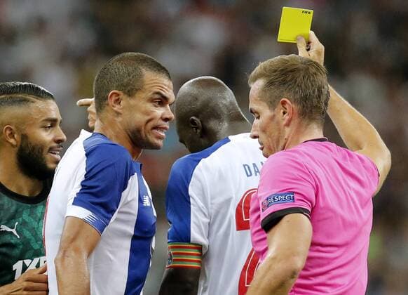 Sport Bilder des Tages KRASNODAR, RUSSIA - AUGUST 7, 2019: Porto s Pepe (L) and chief referee Tobias Stieler in the 2019 20 UEFA Champions League third qualifying round match between FC Krasnodar and FC Porto at Krasnodar Stadium. Valery Matytsin TASS  TS0B5B3C