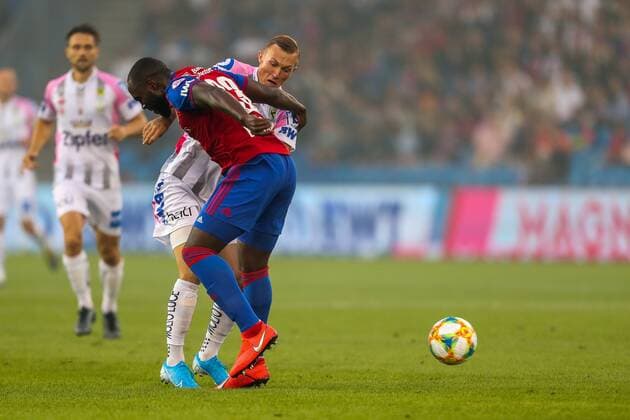 SOCCER - CL quali, Basel vs LASK BASEL,SWITZERLAND,07.AUG.19 - SOCCER - UEFA Champions League qualification, FC Basel vs Linzer ASK. Image shows Thomas Goiginger (LASK) and Eder Balanta (Basel). GEPAxpictures xPhilippxBrem