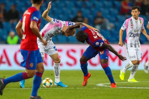 SOCCER - CL quali, Basel vs LASK BASEL,SWITZERLAND,07.AUG.19 - SOCCER - UEFA Champions League qualification, FC Basel vs Linzer ASK. Image shows Joao Klauss de Mello (LASK) and Eder Balanta (Basel). GEPAxpictures xPhilippxBrem