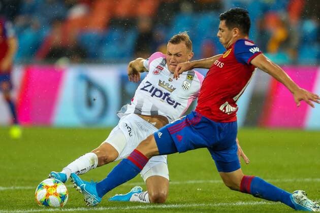 SOCCER - CL quali, Basel vs LASK BASEL,SWITZERLAND,07.AUG.19 - SOCCER - UEFA Champions League qualification, FC Basel vs Linzer ASK. Image shows Reinhold Ranftl (LASK) and Blas Riveros (Basel). GEPAxpictures xPhilippxBrem