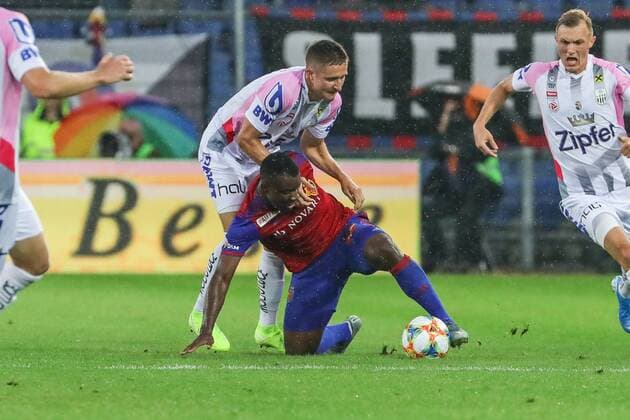 Football Champions League qualification round 3 19 20 FC Basel 1893 vs. LASK 07 08 2019 Reinhold Ranftl LASK 26 and Afimico Pululu FC Basel 19 in duel, at the Football Champions League match qualification round 3 between FC Basel 1893 and LASK, on Wednesday, 07 August 2019 Sankt Jakob Park in Basel Switzerland Copyright: xBEAUTIFULxSPORTS G.xHubbsx