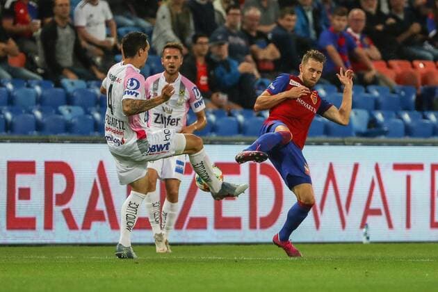 Football Champions League qualification round 3 19 20 FC Basel 1893 vs LASK 07 08 2019 Emanuel Pogatetz LASK 4 and Silvan Widmer FC Basel 5 in duel, at the Football Champions League match qualification round 3 between FC Basel 1893 and LASK, on Wednesday, 07 August 2019 Sankt Jakob Park in Basel Switzerland Copyright: xBEAUTIFULxSPORTS G.xHubbsx