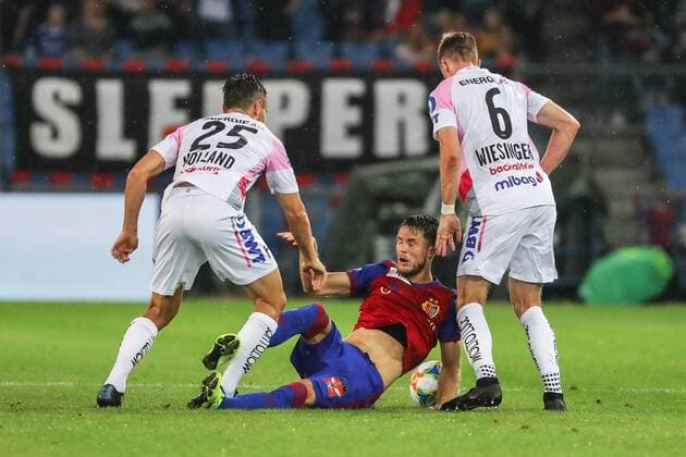 Football Champions League Qualification Round 3 19 20 FC Basel 1893 vs LASK 07 08 2019 James Holland LASK 25 , Ricky van Wolfswinkel FC Basel 9 and Philipp Wiesinger LASK 6 , at the Football Champions League Match Qualification Round 3 between FC Basel 1893 and LASK, Wednesday, 07 August 2019 Sankt Jakob Park in Basel Switzerland Copyright: xBEAUTIFULxSPORTS G.xHubbsx