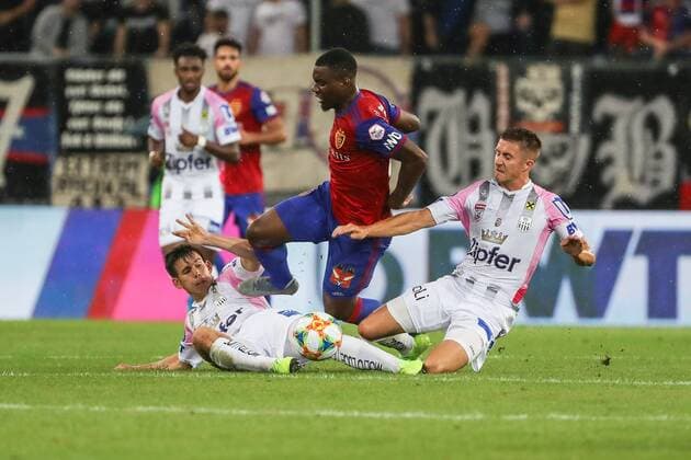 Football Champions League qualifying round 3 19 20 FC Basel 1893 vs LASK 07 08 2019 Afimico Pululu FC Basel 19 is fouled by Peter Michorl LASK 8 and Reinhold Ranftl LASK 26, at the Football Champions League match qualifying round 3 between FC Basel 1893 and LASK, on Wednesday, 07 August 2019 Sankt Jakob Park in Basel Switzerland Copyright: xBEAUTIFULxSPORTS G.xHubbsx