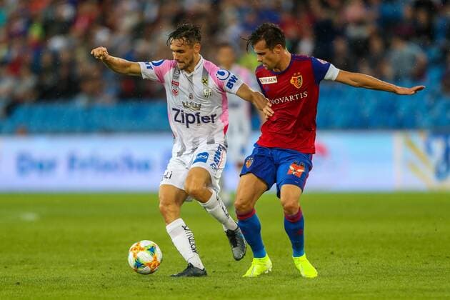 SOCCER - CL quali, Basel vs LASK BASEL,SWITZERLAND,07.AUG.19 - SOCCER - UEFA Champions League qualification, FC Basel vs Linzer ASK. Image shows James Holland (LASK) and Valentin Stocker (Basel). GEPAxpictures xPhilippxBrem