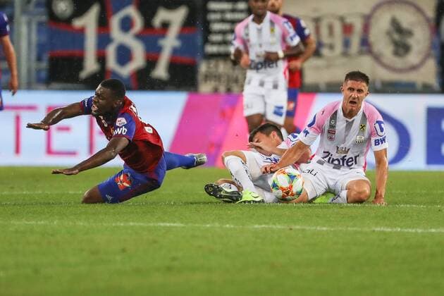 Football Champions League qualifying round 3 19 20 FC Basel 1893 vs LASK 07 08 2019 Afimico Pululu FC Basel 19 is fouled by Peter Michorl LASK 8 and Reinhold Ranftl LASK 26, at the Football Champions League match qualifying round 3 between FC Basel 1893 and LASK, on Wednesday, 07 August 2019 Sankt Jakob Park in Basel Switzerland Copyright: xBEAUTIFULxSPORTS G.xHubbsx