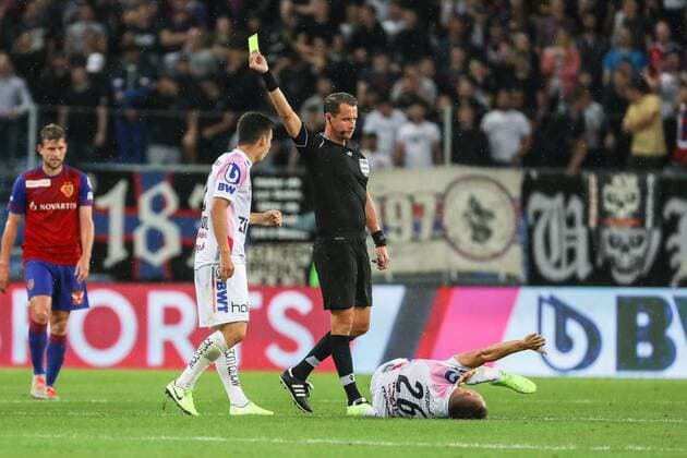 Football Champions League qualification round 3 19 20 FC Basel 1893 vs LASK 07 08 2019 Peter Michorl LASK 8 gets the yellow card from referee Andreas Ekberg, at Football Champions League match qualification round 3 between FC Basel 1893 and LASK, on Wednesday 07 August 2019 Sankt Jakob Park in Basel Switzerland Copyright: xBEAUTIFULxSPORTS G.xHubbsx