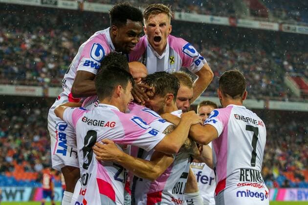 Sport Bilder des Tages SOCCER - CL quali, Basel vs LASK BASEL,SWITZERLAND,07.AUG.19 - SOCCER - UEFA Champions League qualification, FC Basel vs Linzer ASK. Image shows the rejoicing of LASK with Gernot Trauner (LASK). GEPAxpictures xPhilippxBrem