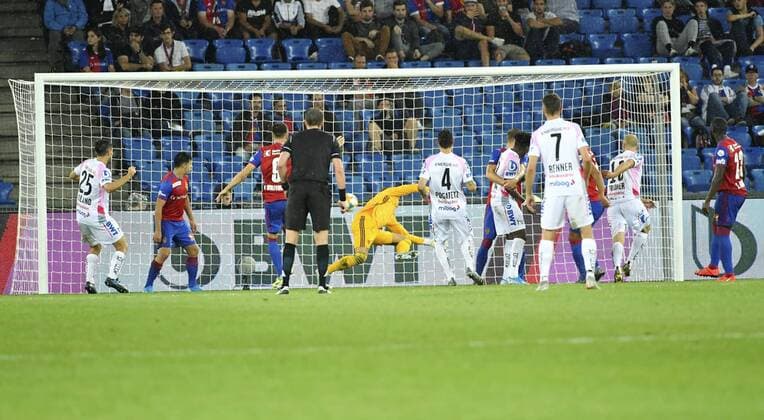 07 08 2019 Basel Football Men Season 2019 2020 Champions League Qualification FC Basel Linzer ASK In the picture 18 Gernot Trauner LASK shoots the 0 1 goalkeeper Jonas Omlin FC Basel is defeated Action